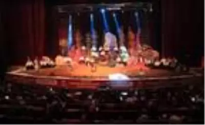 Başkan Örki Cumhuriyet için söyledi, personeli sahnede bağımsızlığı anlattı Başkan Örki Cumhuriyet için söyledi, personeli sahnede bağımsızlığı anlattı