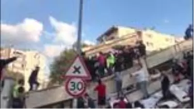 Bayraklı'da yıkılan binanın enkazından 1 kişi daha yaralı olarak çıkarıldı Bayraklı'da yıkılan binanın enkazından 1 kişi daha yaralı olarak çıkarıldı