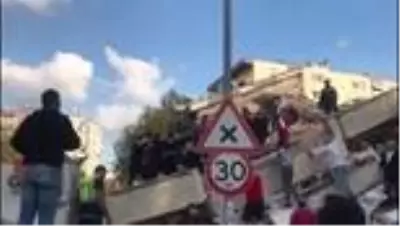 Bayraklı'da yıkılan binanın enkazından 1 kişi daha yaralı olarak çıkarıldı Bayraklı'da yıkılan binanın enkazından 1 kişi daha yaralı olarak çıkarıldı