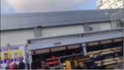 Bayraklı'da yıkılan binanın enkazından 1 kişi daha yaralı olarak çıkarıldı Bayraklı'da yıkılan binanın enkazından 1 kişi daha yaralı olarak çıkarıldı