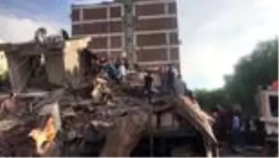 Bayraklı'da yıkılan binanın enkazından 3 kişi yaralı olarak çıkarıldı Bayraklı'da yıkılan binanın enkazından 3 kişi yaralı olarak çıkarıldı