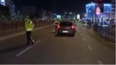 Beyoğlu'nda karantina ihlali yapan kurye, polis ekiplerince evine götürüldü Beyoğlu'nda karantina ihlali yapan kurye, polis ekiplerince evine götürüldü