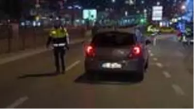 Beyoğlu'nda karantina ihlali yapan kurye, polis ekiplerince evine götürüldü Beyoğlu'nda karantina ihlali yapan kurye, polis ekiplerince evine götürüldü