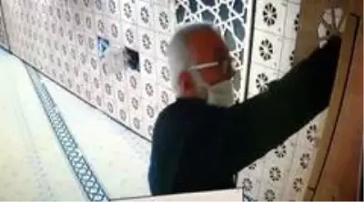 Camiden ayakkabı çalan hırsız kamerada Camiden ayakkabı çalan hırsız kamerada