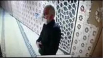 Camiden ayakkabı çalan hırsız kamerada Camiden ayakkabı çalan hırsız kamerada