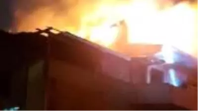 Çatı katında çıkan yangında kalan anne hayatını kaybetti, oğlu yaşam mücadelesi veriyor Çatı katında çıkan yangında kalan anne hayatını kaybetti, oğlu yaşam mücadelesi veriyor