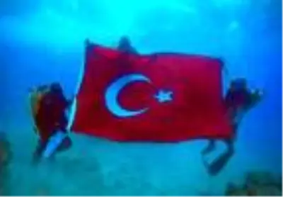 Deniz altında Türk bayrağı açarak Cumhuriyeti kutladılar Deniz altında Türk bayrağı açarak Cumhuriyeti kutladılar