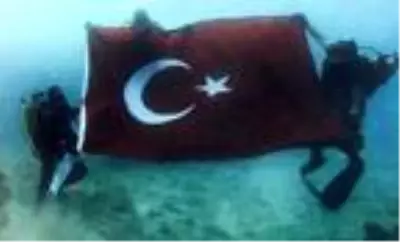 Deniz altında Türk bayrağı açarak Cumhuriyeti kutladılar Deniz altında Türk bayrağı açarak Cumhuriyeti kutladılar