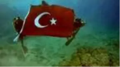 Deniz altında Türk bayrağı açarak Cumhuriyeti kutladılar Deniz altında Türk bayrağı açarak Cumhuriyeti kutladılar