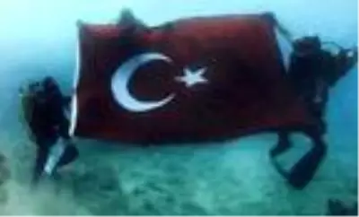 Deniz altında Türk bayrağı açarak Cumhuriyeti kutladılar Deniz altında Türk bayrağı açarak Cumhuriyeti kutladılar