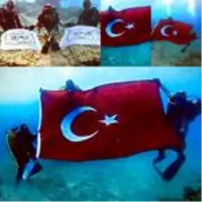 Deniz altında Türk bayrağı açarak Cumhuriyeti kutladılar Deniz altında Türk bayrağı açarak Cumhuriyeti kutladılar