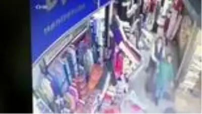 Deprem anı güvenlik kameralarına yansıdı Deprem anı güvenlik kameralarına yansıdı