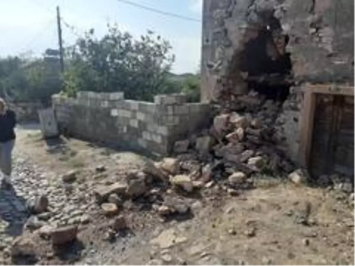 Deprem Ayvalık'ta da hissedildi, bir taş binanın duvarı çöktü