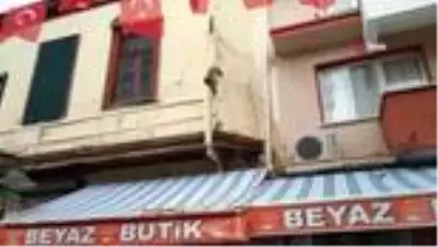 Deprem Çeşme'deki bazı viran binaların duvarlarını yıktı Deprem Çeşme'deki bazı viran binaların duvarlarını yıktı