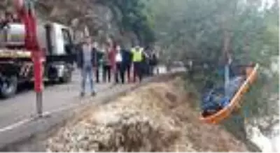 Son dakika haberi! Dere yatağına yuvarlanan kamyonetin sürücüsü öldü Son dakika haberi! Dere yatağına yuvarlanan kamyonetin sürücüsü öldü