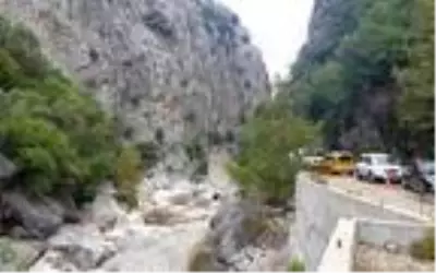 Son dakika haberi! Dere yatağına yuvarlanan kamyonetin sürücüsü öldü Son dakika haberi! Dere yatağına yuvarlanan kamyonetin sürücüsü öldü