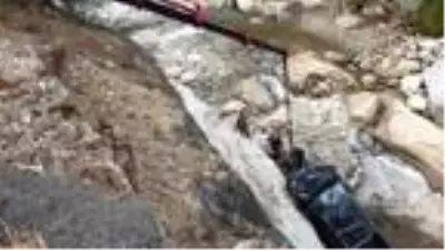 Son dakika haberi! Dere yatağına yuvarlanan kamyonetin sürücüsü öldü Son dakika haberi! Dere yatağına yuvarlanan kamyonetin sürücüsü öldü