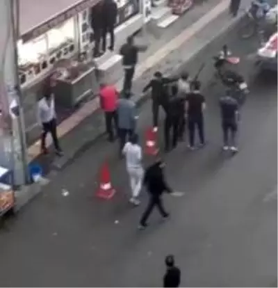 Alacak verecek tartışması meydan kavgasına dönüştü! Silah ve sporlar havada uçuştu Alacak verecek tartışması meydan kavgasına dönüştü! Silah ve sporlar havada uçuştu