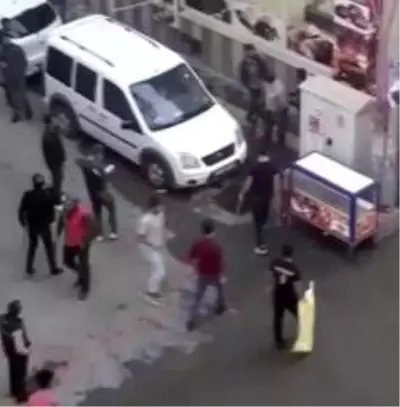 Alacak verecek tartışması meydan kavgasına dönüştü! Silah ve sporlar havada uçuştu Alacak verecek tartışması meydan kavgasına dönüştü! Silah ve sporlar havada uçuştu