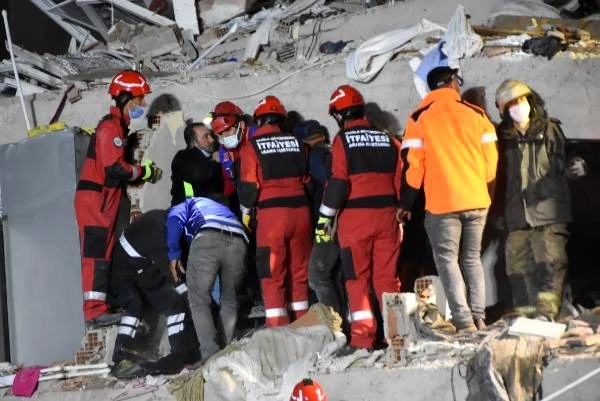 AFAD: 'İzmir'de 702, Manisa'da 5, Balıkesir'de 2 ve Aydın'da 54 kişi olmak üzere toplam 763 vatandaşımız depremde yaralanmıştır.'