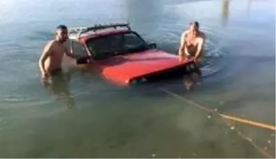 El freni çekilmeyen otomobil gölete uçtu El freni çekilmeyen otomobil gölete uçtu