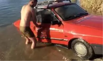 El freni çekilmeyen otomobil gölete uçtu El freni çekilmeyen otomobil gölete uçtu