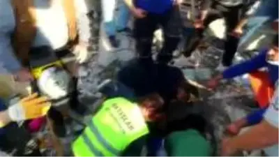 Yaralı vatandaş enkaz altından böyle çıkarıldı Yaralı vatandaş enkaz altından böyle çıkarıldı