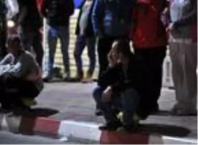 Enkaz altında kalanların yakınları hastaneye koştu; kimisi sinir krizi geçirdi, kimisi umutla bekledi Enkaz altında kalanların yakınları hastaneye koştu; kimisi sinir krizi geçirdi, kimisi umutla bekledi