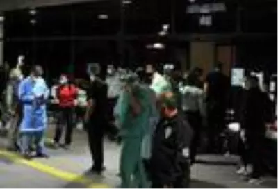 Enkaz altında kalanların yakınları hastaneye koştu; kimisi sinir krizi geçirdi, kimisi umutla bekledi Enkaz altında kalanların yakınları hastaneye koştu; kimisi sinir krizi geçirdi, kimisi umutla bekledi