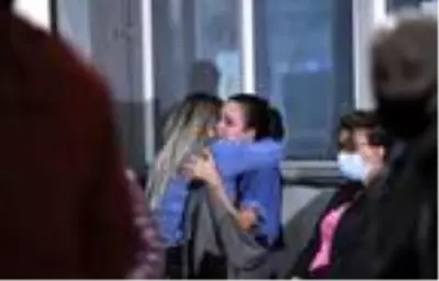 Enkaz altında kalanların yakınları hastaneye koştu; kimisi sinir krizi geçirdi, kimisi umutla bekledi Enkaz altında kalanların yakınları hastaneye koştu; kimisi sinir krizi geçirdi, kimisi umutla bekledi
