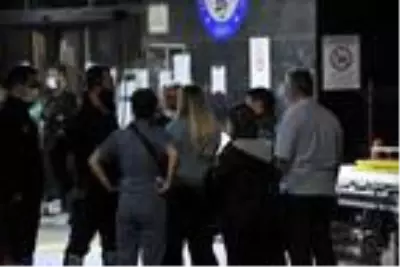 Enkaz altında kalanların yakınları hastaneye koştu; kimisi sinir krizi geçirdi, kimisi umutla bekledi Enkaz altında kalanların yakınları hastaneye koştu; kimisi sinir krizi geçirdi, kimisi umutla bekledi