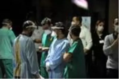 Enkaz altında kalanların yakınları hastaneye koştu; kimisi sinir krizi geçirdi, kimisi umutla bekledi Enkaz altında kalanların yakınları hastaneye koştu; kimisi sinir krizi geçirdi, kimisi umutla bekledi