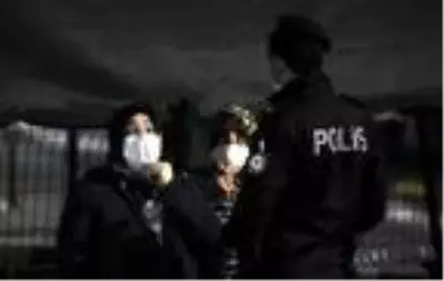 Enkaz altında kalanların yakınları hastaneye koştu; kimisi sinir krizi geçirdi, kimisi umutla bekledi Enkaz altında kalanların yakınları hastaneye koştu; kimisi sinir krizi geçirdi, kimisi umutla bekledi