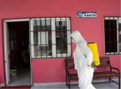 Erenler'de okul kantinlerinde dezenfekte ve denetim çalışmaları sürüyor Erenler'de okul kantinlerinde dezenfekte ve denetim çalışmaları sürüyor