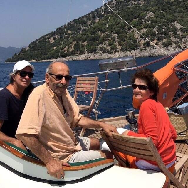 Erkan Petekkaya'nın Alzheimer hastalığıyla mücadele eden annesi hayatını kaybetti Erkan Petekkaya'nın Alzheimer hastalığıyla mücadele eden annesi hayatını kaybetti