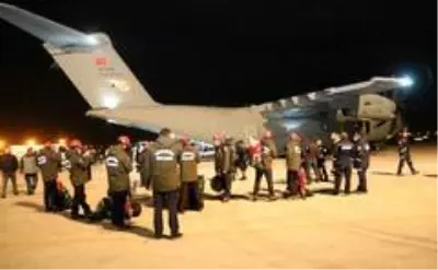 Son dakika haberi... Erzurum Büyükşehir'in kurtarma ekibi askeri uçakla İzmir'e hareket etti Son dakika haberi... Erzurum Büyükşehir'in kurtarma ekibi askeri uçakla İzmir'e hareket etti