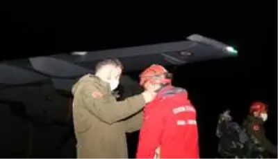 Son dakika haberi... Erzurum Büyükşehir'in kurtarma ekibi askeri uçakla İzmir'e hareket etti Son dakika haberi... Erzurum Büyükşehir'in kurtarma ekibi askeri uçakla İzmir'e hareket etti
