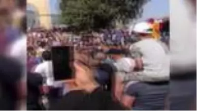 Filistinliler Mescid-i Aksa'da Fransa'yı protesto etti Filistinliler Mescid-i Aksa'da Fransa'yı protesto etti