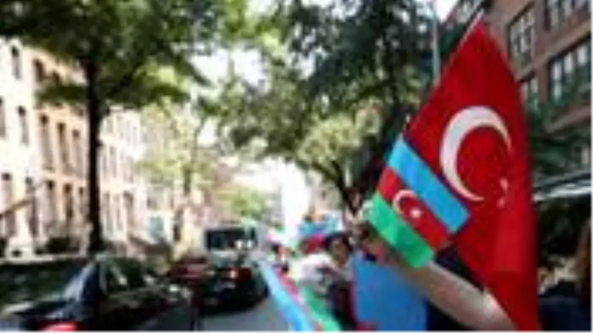 Fransız milletvekili, Ermeni şiddetini protesto eden Türklerin sınır dışı edilmesini istedi