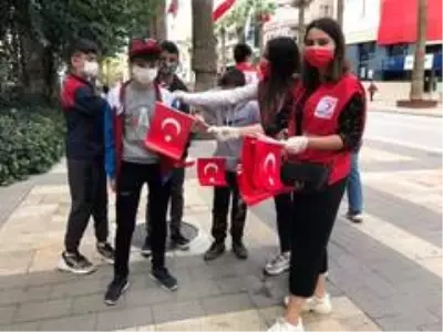 Genç Kızılay üyeleri 5 bin adet Türk bayrağı dağıttı Genç Kızılay üyeleri 5 bin adet Türk bayrağı dağıttı