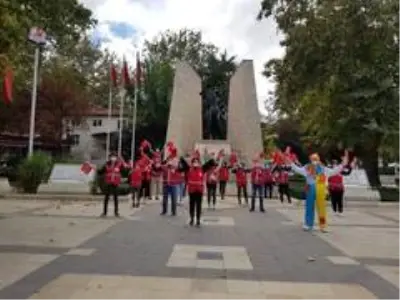Genç Kızılay üyeleri 5 bin adet Türk bayrağı dağıttı Genç Kızılay üyeleri 5 bin adet Türk bayrağı dağıttı