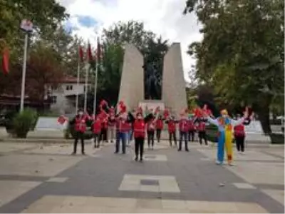 Genç Kızılay üyeleri 5 bin adet Türk bayrağı dağıttı Genç Kızılay üyeleri 5 bin adet Türk bayrağı dağıttı