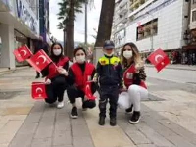 Genç Kızılay üyeleri 5 bin adet Türk bayrağı dağıttı Genç Kızılay üyeleri 5 bin adet Türk bayrağı dağıttı