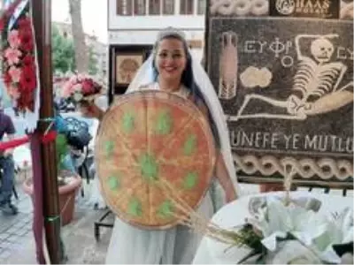 Hatay'da künefe ile mozaiği evlendirdiler Hatay'da künefe ile mozaiği evlendirdiler
