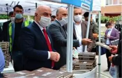 Hz. Muhammed'in hayatını anlatan kitaplar dağıttılar Hz. Muhammed'in hayatını anlatan kitaplar dağıttılar