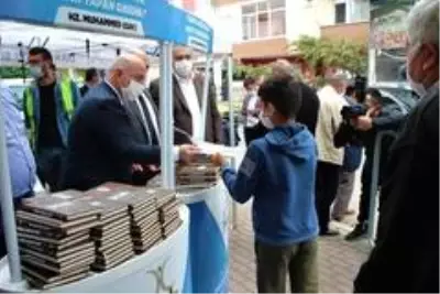 Hz. Muhammed'in hayatını anlatan kitaplar dağıttılar Hz. Muhammed'in hayatını anlatan kitaplar dağıttılar