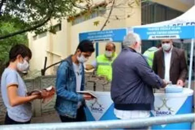 Hz. Muhammed'in hayatını anlatan kitaplar dağıttılar Hz. Muhammed'in hayatını anlatan kitaplar dağıttılar