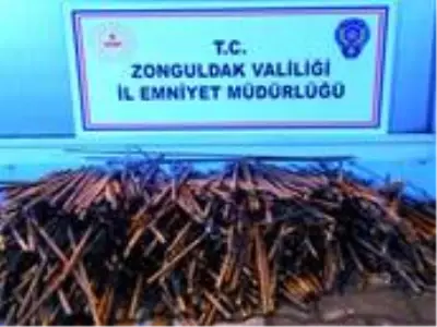 İnşaat demirlerini çalarken suçüstü yakalandılar İnşaat demirlerini çalarken suçüstü yakalandılar