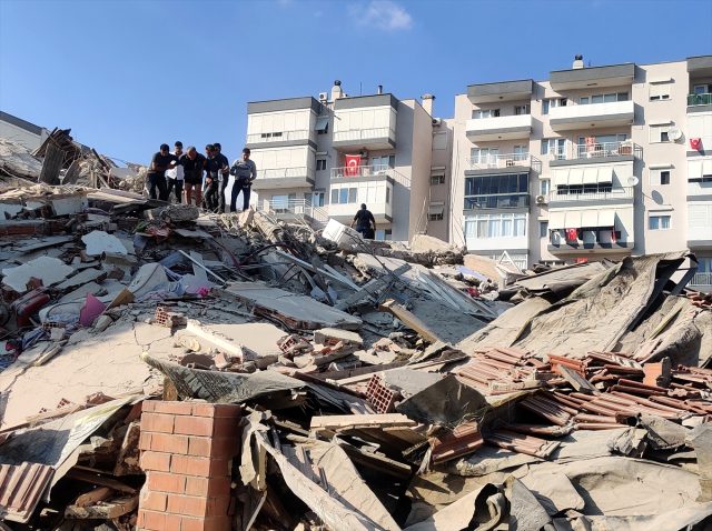 İzmir'de 6.6 büyüklüğünde deprem! Bayraklı ve Bornova ilçelerinde yıkım var