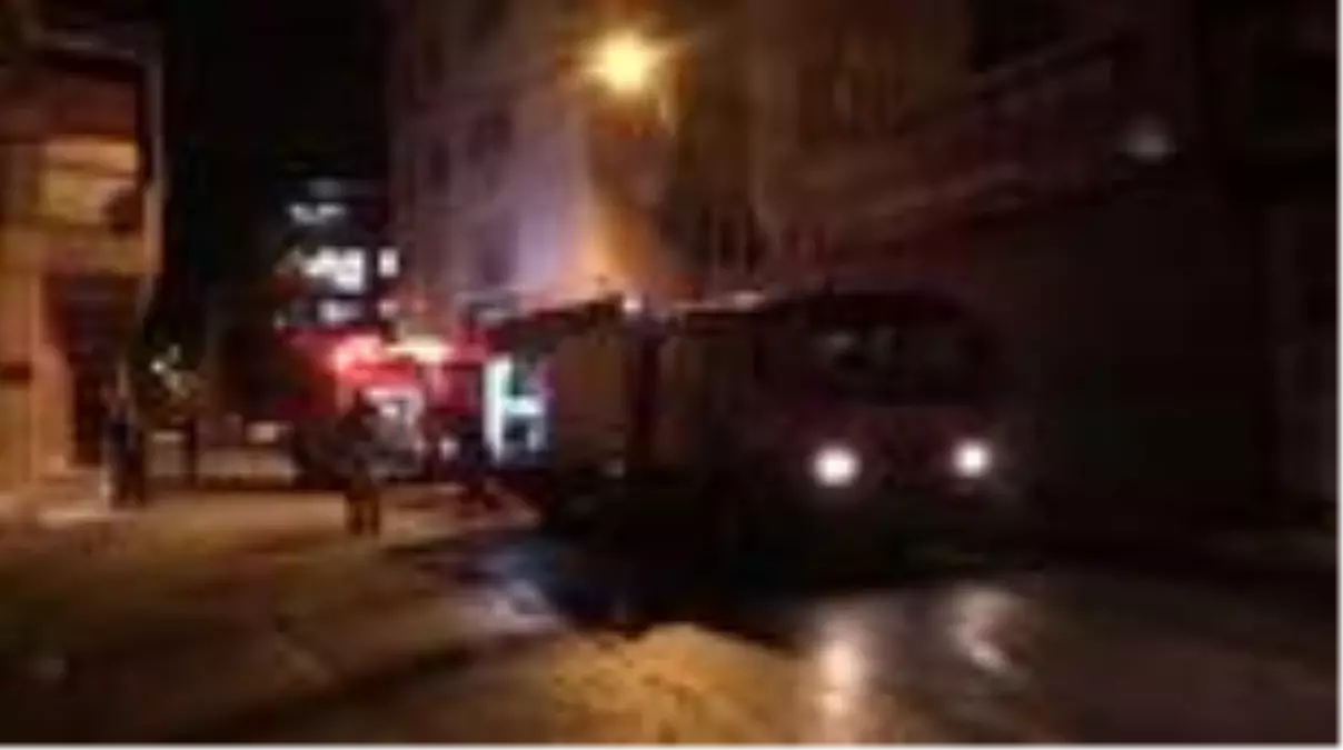 İzmir'de çatıda çıkan yangın söndürüldü